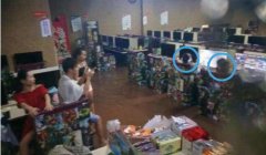 重庆一网吧启动看海模式 玩家却专心致志玩游戏