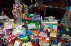 重庆一门市老板怒砸小贩烟摊