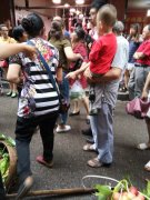 女子因缺斤少两手撕卖桃子的大姐惹众人怒