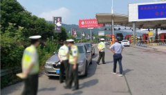 宝马哥上高速不系安全带被查 竟抓伤执法人员