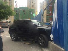 男子一脚“刹车”除脱两万