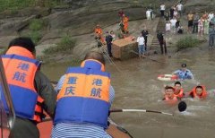男子欲跳江轻生 救援队员驾冲锋舟挡住他