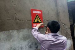 空中突降一米多长的钢叉棍 险些插入老人左肩
