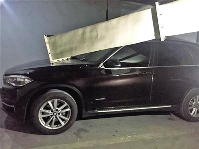 车库排气管道砸坏90多万宝马 物业答应赔偿又反悔