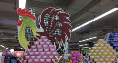 重庆超市“大妈”又出神作 模特穿凉席画风清凉