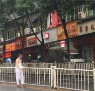 险！奉节一老人杵着拐杖在马路中间行走