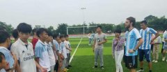 阿根廷足球教练教荣昌学生踢足球