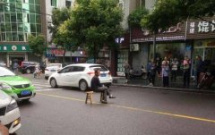 重庆一男子酒后端坐在马路正中间 还翘着二郎腿
