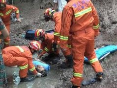 重庆一老人崖顶种菜不慎掉下十米悬崖