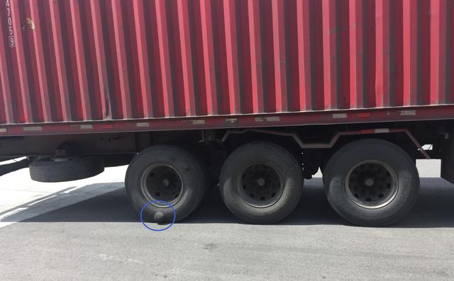 危险!大货车轮胎鼓了个包 有足球大小