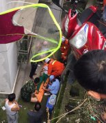 女子骑电动车翻下三米高路坎 下面全是水泥地板