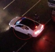 醉汉半夜发酒疯  光着身子站车车顶上