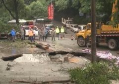 沙坝坝区一路面塌陷 现直径四米大坑