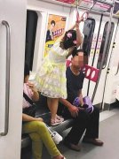 女孩轨交车厢座椅上跳舞 家长直夸幺儿乖