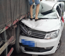 重庆一男子爱车深嵌货车“腹中” 全车报废还负全责
