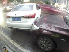 重庆一轿车“无人驾驶” 撞上宝马车
