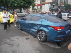 重庆“醉”强司机连撞三车 民警询问一脸茫然