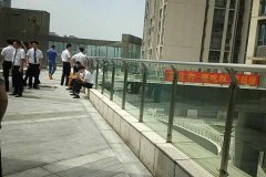 重庆一商铺老板因租不出门面急着想跳楼