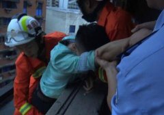 重庆一男子要跳楼轻生 消防员一把拉回
