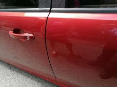 熊孩子觉得无聊竟然捡石头划车、拆油箱