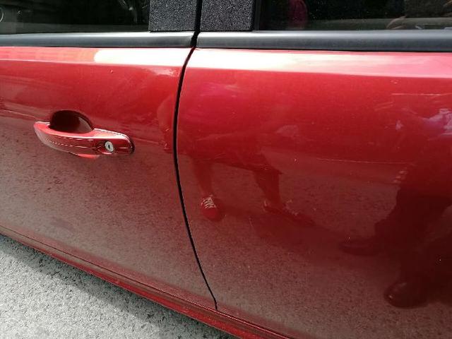 又见熊孩子！两个小男孩捡石头划车、拆油箱