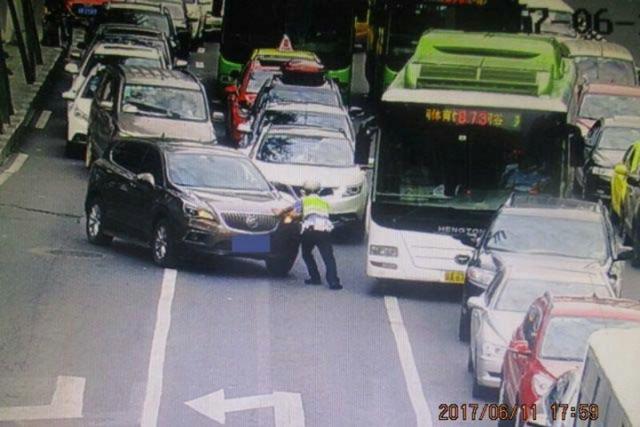 路口变道抛锚引起大堵车 女司机被指责后情绪失控