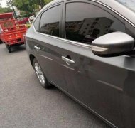 女司机倒车失败划伤旁车
