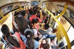 到底能不能从前门下车？ 女子跟司机争论不休