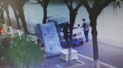 男子送货未锁车门  车内财物不翼而飞