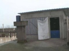 重庆一业主在小区楼上私搭屋子 不愿拆除