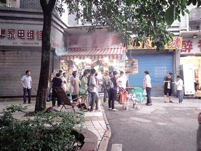 儿子偷拿200元买玩具 母亲怒砸商家店铺
