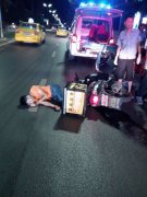 外卖哥疲劳驾驶被摔伤 拼命挣钱原因让人心痛