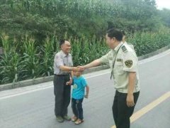 路政队员帮助走失小孩回家  因 “制服”不同遭拒