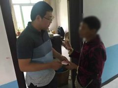 六旬老太卖菜收到假币伤心痛哭：一上午化为乌有