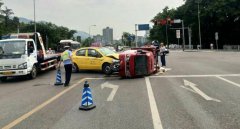 只抢一秒 出租车怼翻三轮车