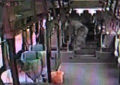 女子怒砸公交车 司机乘客都看懵了