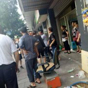 男子打牌输了 竟拿旁观者出气