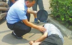 男子醉酒后躺在广场上 一动不动