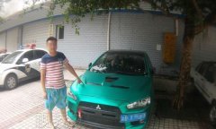 追求“炫酷” 车主竟把车牌挂在车灯下