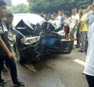 把越野车撞了个大窟窿 女司机吓到站不稳