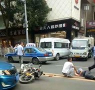 小轿车“肆意”变道 摩托车严重受伤
