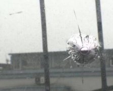 居民家中玻璃上现“弹孔” 钢珠噼噼啪啪射进屋中