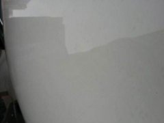 男子新买的车漆面竟有斑点