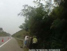 面包车行车途中爆胎 驾驶员操作不当翻车