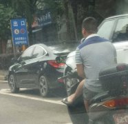 男子穿着拖鞋翘着二郎腿单手骑车