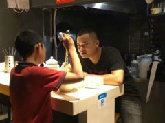 重庆现暖心“深夜食堂” 老板帮9岁男孩找父母