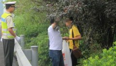 重庆两男子连续两年高速公路摘李子被抓
