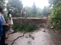 山体坍塌阻塞交通 公路养护人连夜奋战