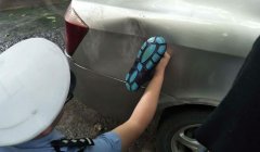 男子遇车挡道使出无影脚