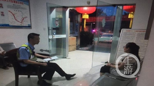 女子独坐内环路边大哭:“吵完架,丈夫不回来接我”